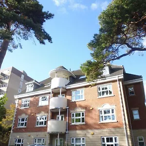 Walking Distance To , Close To Town Center Apartment