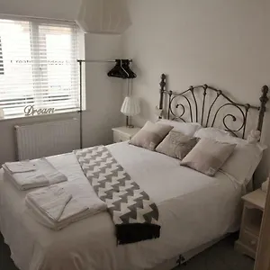 94a Flat 1gladstone Road East Apartment