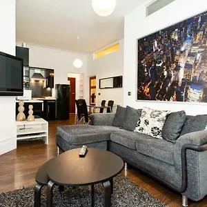 2 Bed Flat Near Town Centre Apartment