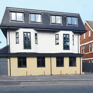 Luxury 3 Bedroom Near & Poole Apartment